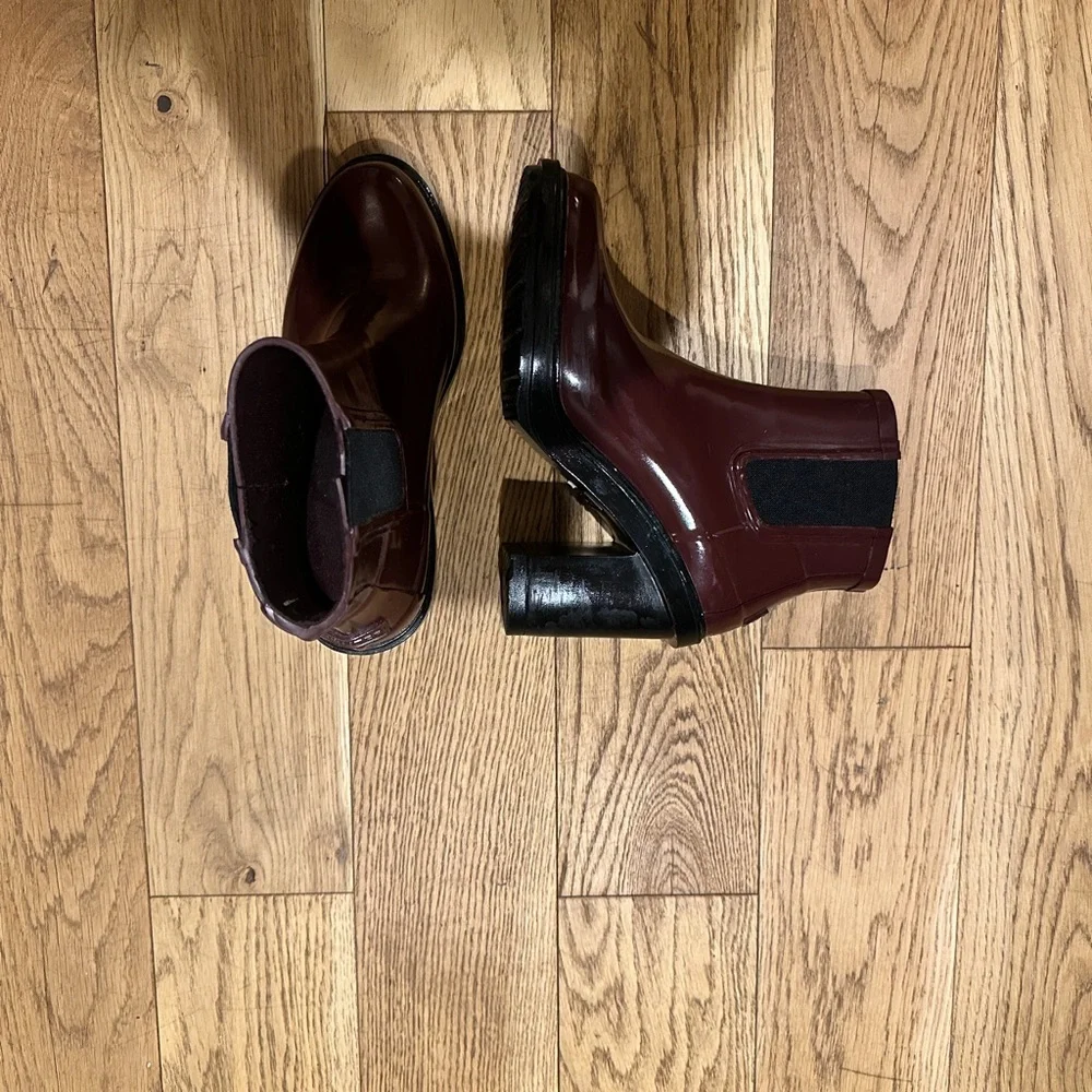 Hunter Red Heeled Boots with Chunky Heel and Natural Rubber Latex Finish - Picture 2 of 3